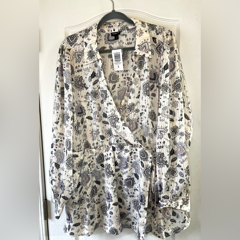 Torrid 4 NWT Jaquard Blouse